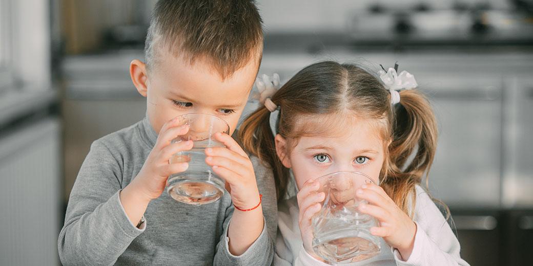 两个孩子用杯子喝水